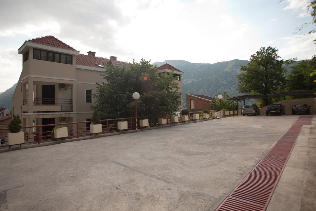 Apartments Villa Illyrik Рисан Экстерьер фото